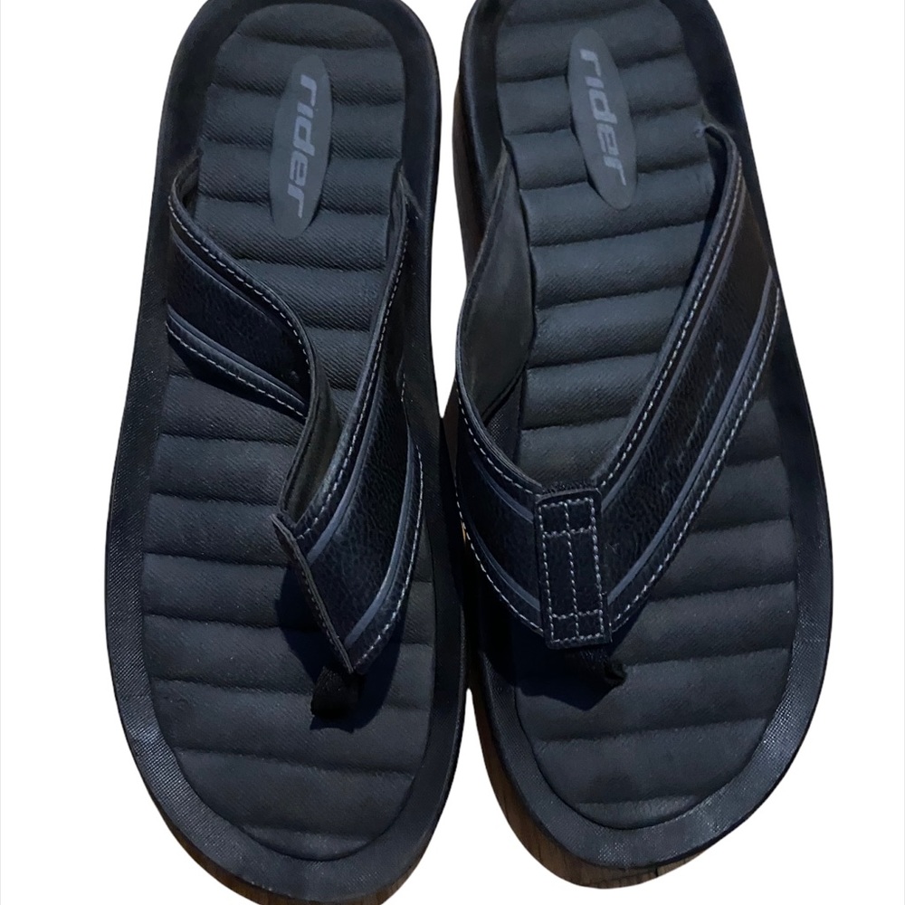 Rider men’s black leather size 12 flip flops.